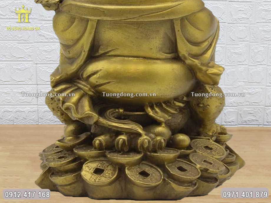 Gia chủ không nên đặt thẳng vật phẩm xuống đất, nên đặt trên một đôn cao, thể hiện sự tôn kính đối với Đức Phật